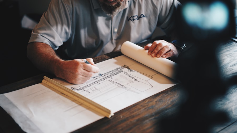 Plans d'architecte et outils de dessin sur une table de travail